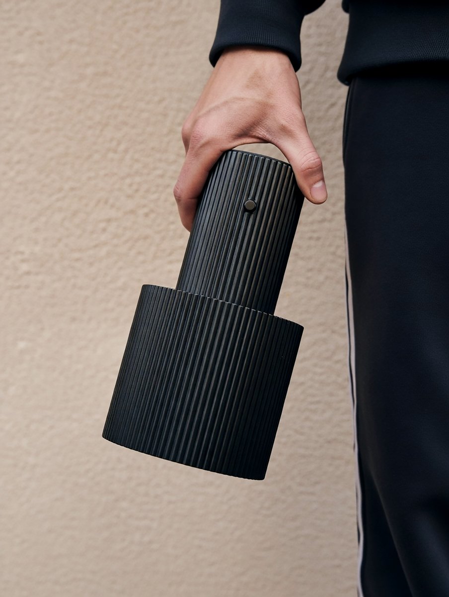 Iluma 22cm Svart bærbar Fra Herstal - Iluma har integrert LED med et varmt hvitt lys p&aring; 2700K og en lysstr&oslash;m p&aring; 60 lumen.