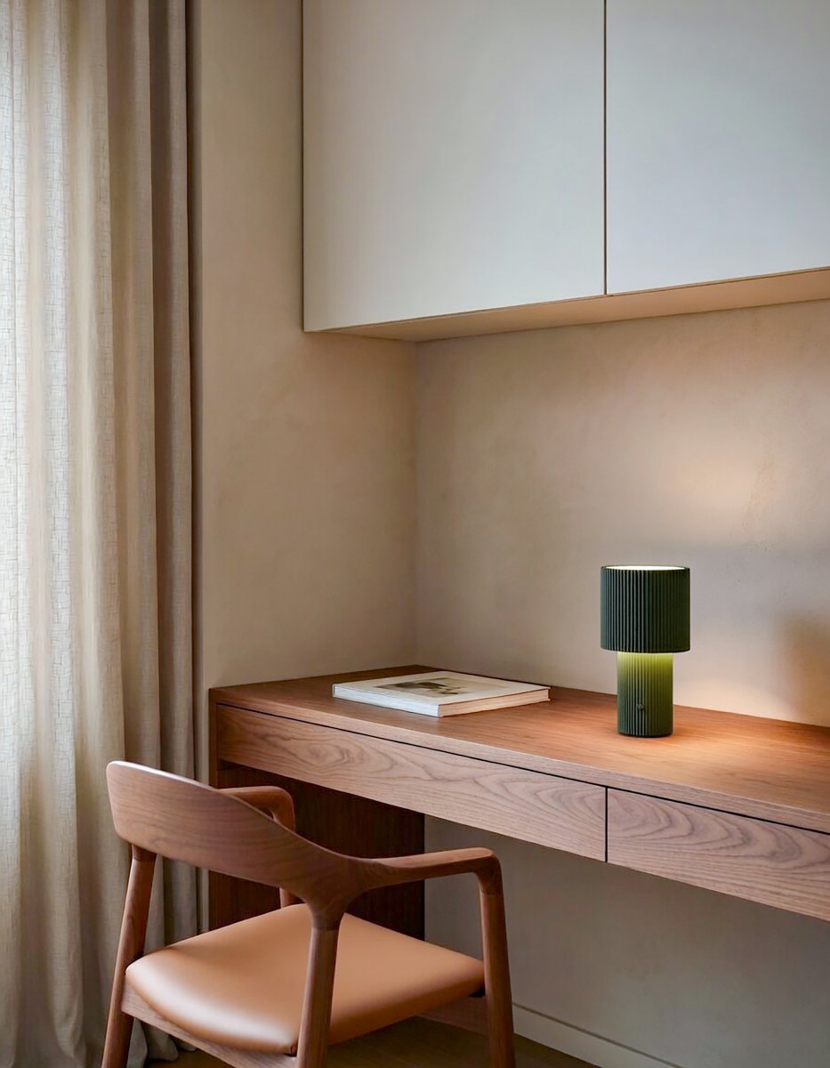 Iluma 22cm Olivengrønn bærbar Fra Herstal - Iluma har integrert LED med et varmt hvitt lys p&aring; 2700K og en lysstr&oslash;m p&aring; 60 lumen.