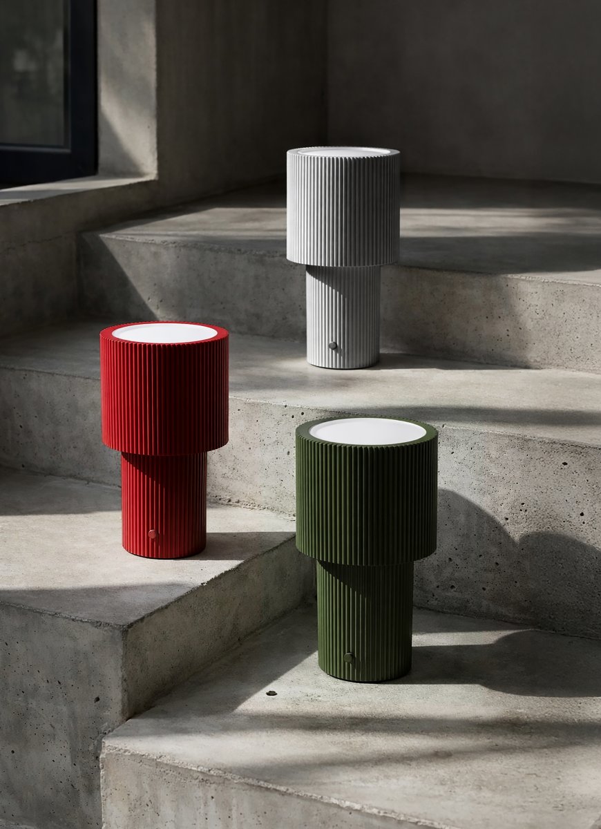 Iluma 22cm RØD bærbar Fra Herstal - Iluma har integrert LED med et varmt hvitt lys p&aring; 2700K og en lysstr&oslash;m p&aring; 60 lumen.