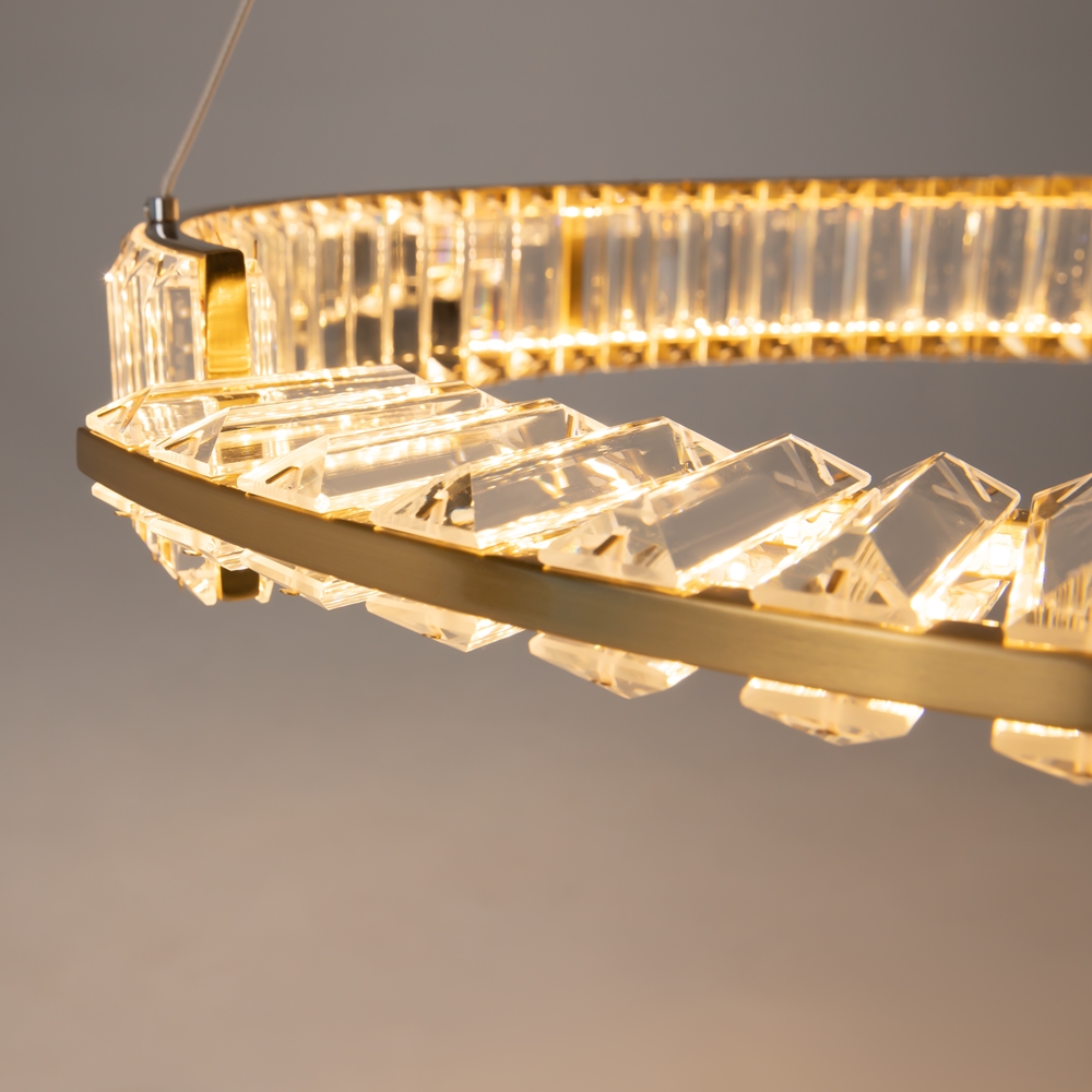 Krone Ø62 Messing Taklampe Fra Maytoni - Med sin sjener&oslash;se diameter p&aring; 62 cm blir den et luksuri&oslash;st blikkfang i hjemmet og sprer et varmt og stemningsfullt lys.