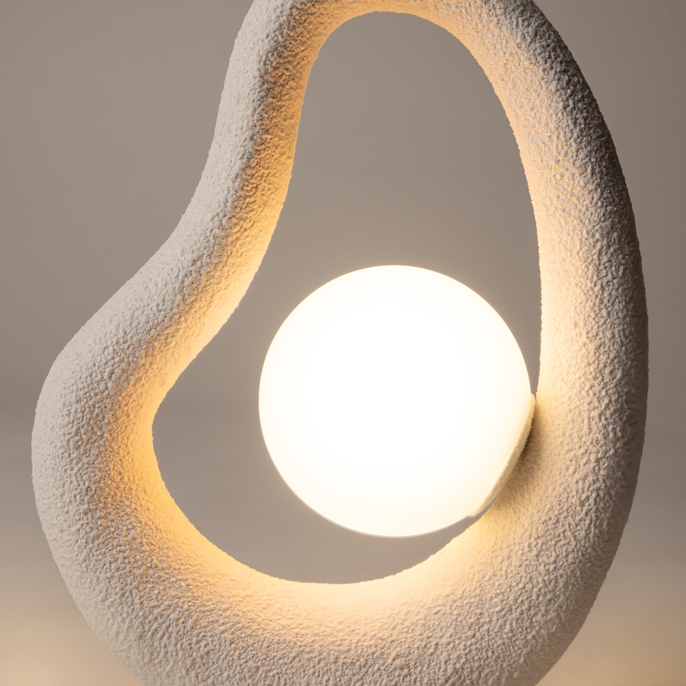 Opus 38cm Hvit bordlampe Fra Maytoni - Med sin unike form er lampen ikke bare en lyskilde, men ogs&aring; en dekorativ interi&oslash;rdetalj som gir hjemmet ditt karakter og stil.