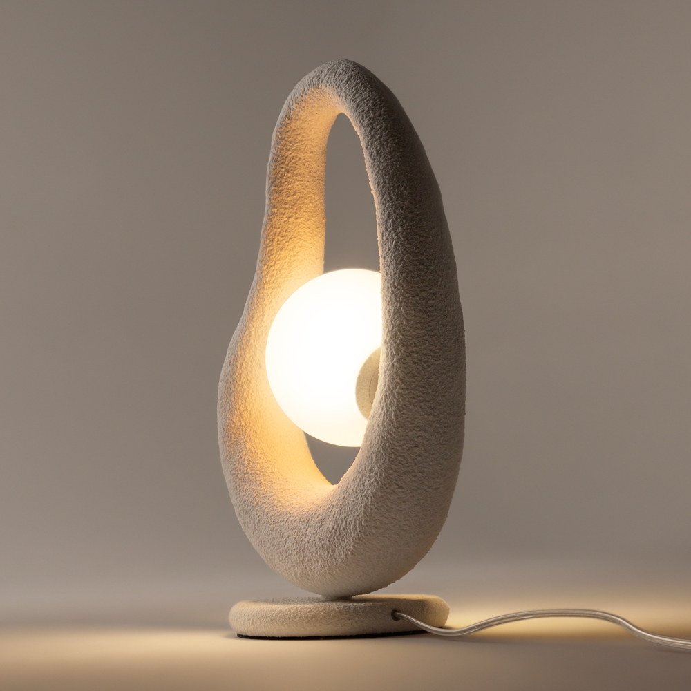 Opus 38cm Hvit bordlampe Fra Maytoni - Med sin unike form er lampen ikke bare en lyskilde, men ogs&aring; en dekorativ interi&oslash;rdetalj som gir hjemmet ditt karakter og stil.