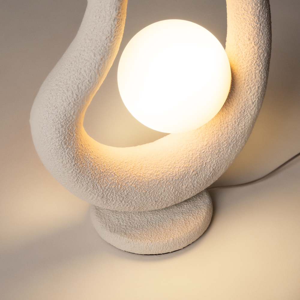 Opus 38cm Hvit bordlampe Fra Maytoni - Med sin unike form er lampen ikke bare en lyskilde, men ogs&aring; en dekorativ interi&oslash;rdetalj som gir hjemmet ditt karakter og stil.