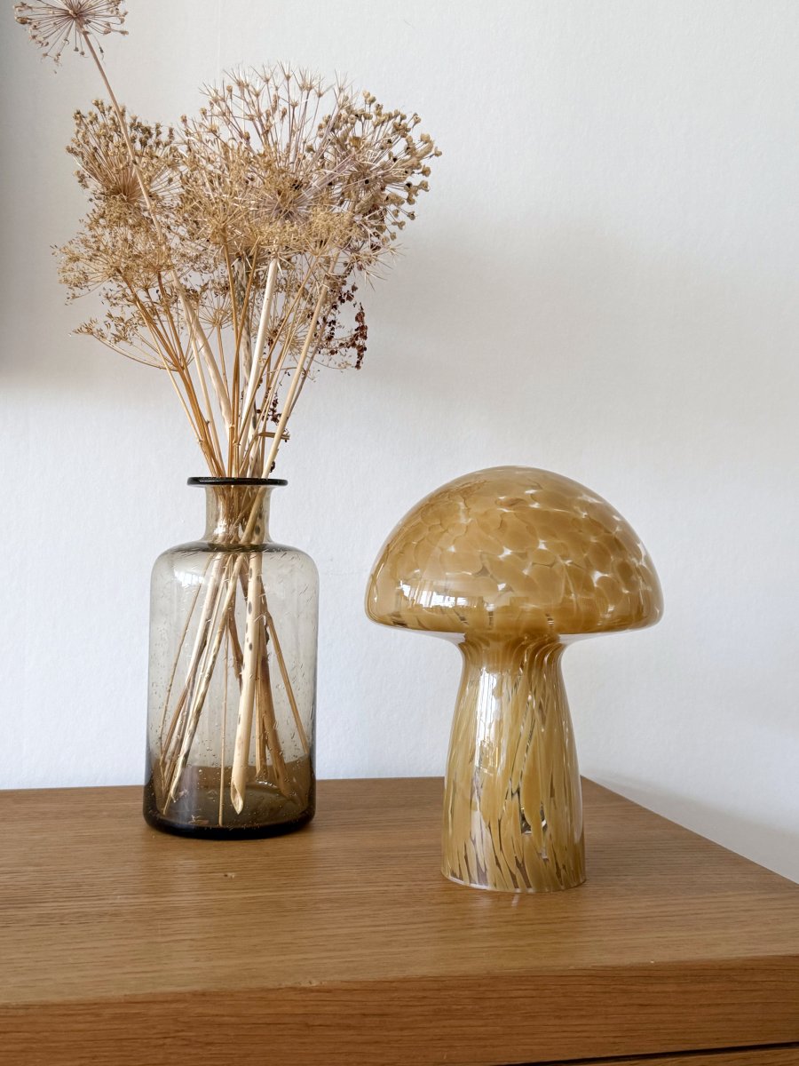 Mushi 30cm Beige bordlampe Fra Aneta Lighting - Den trendy sopplampen Mushi skaper myk belysning og bidrar til en koselig og komfortabel atmosfære i hjemmet ditt.