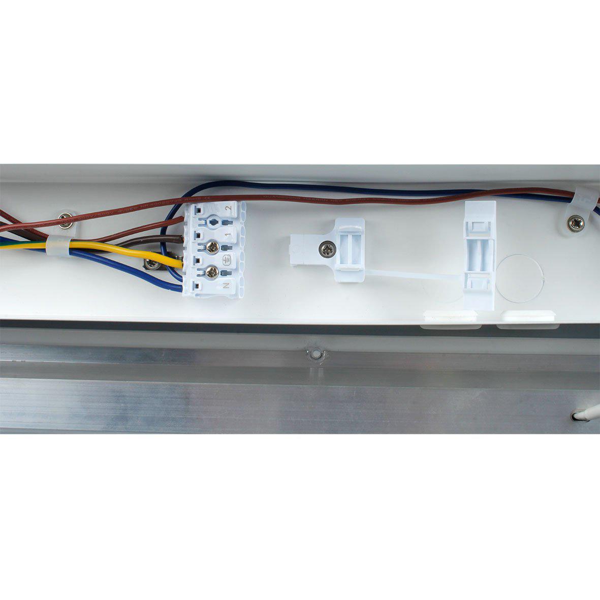 Bänky m/ uttak 58cm Hvit Fra Designlight - Denne modellen er 580 mm lang og gir et kraftig, jevnt lys med en effekt p&aring; 10 W og en lysstr&oslash;m p&aring; 1000 lumen, ideell for &aring; lyse opp hele benkflaten.