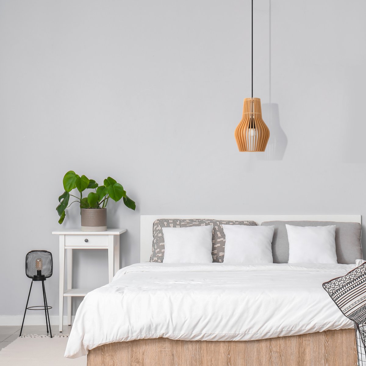 Roots Ø20 Natur Taklampe Fra Maytoni - Roots anheng &auml;er laget av tre&auml; og metall og har et stilig design som rammer inn lyskilden på en unik måte.