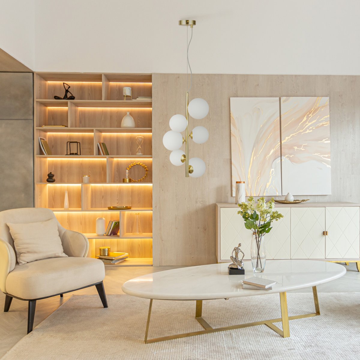 Dallas Ø30 Gull Taklampe Fra Maytoni - Den unike designen med runde glasskupler i forskjellige retninger skaper et dramatisk og elegant lysspill som fyller rommet med varme og karakter.