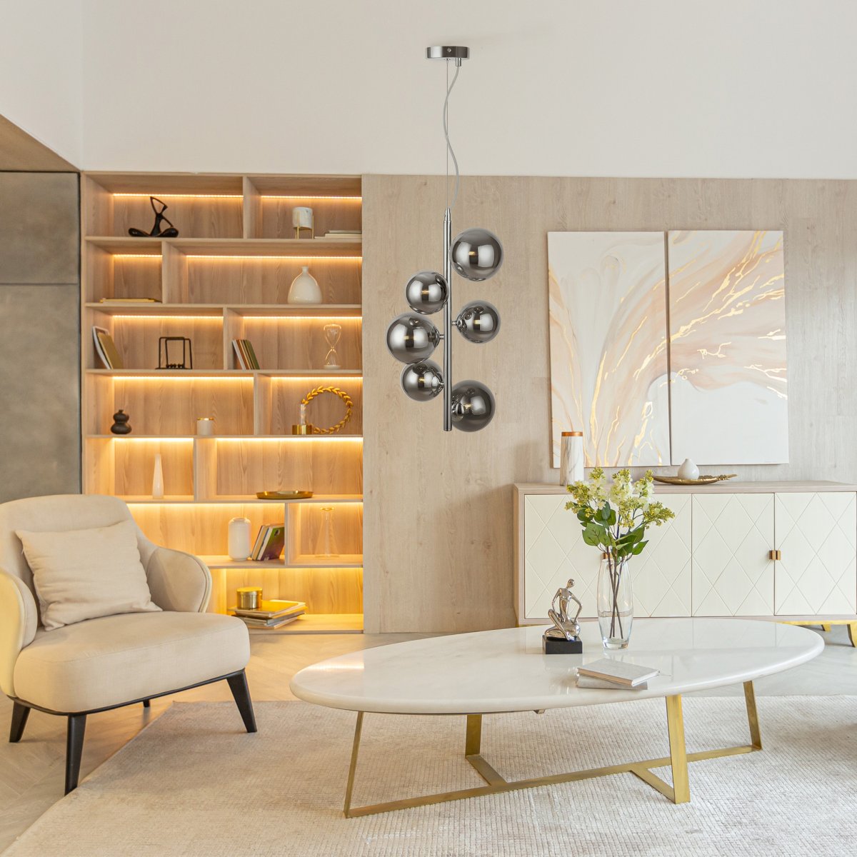Dallas Ø30 Krom Taklampe Fra Maytoni - Den unike designen med runde glasskupler i forskjellige retninger skaper et dramatisk og elegant lysspill som fyller rommet med varme og karakter.