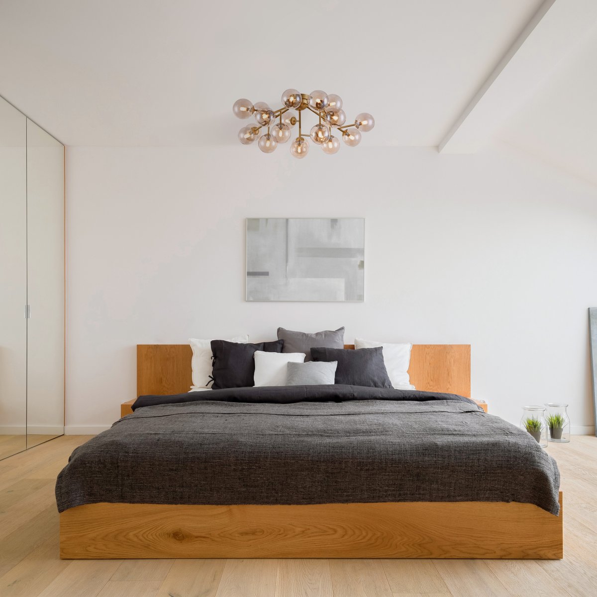 Dallas 20 Gull plafond Fra Maytoni - Den unike designen med runde glaskupler i forskjellige retninger skaper et dramatisk og elegant lysspill som fyller rommet med varme og karakter.