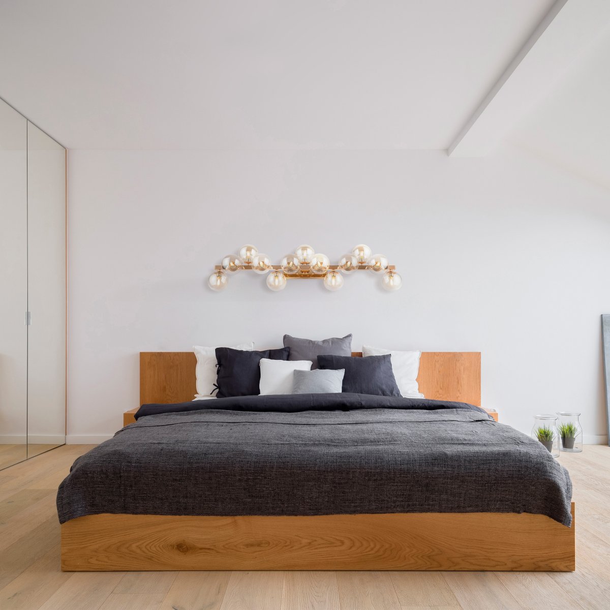 Dallas 95cm Gull vegglampe Fra Maytoni - Den unike designen med runde glaskupler i forskjellige retninger skaper et dramatisk og elegant lysspill som fyller rommet med varme og karakter.