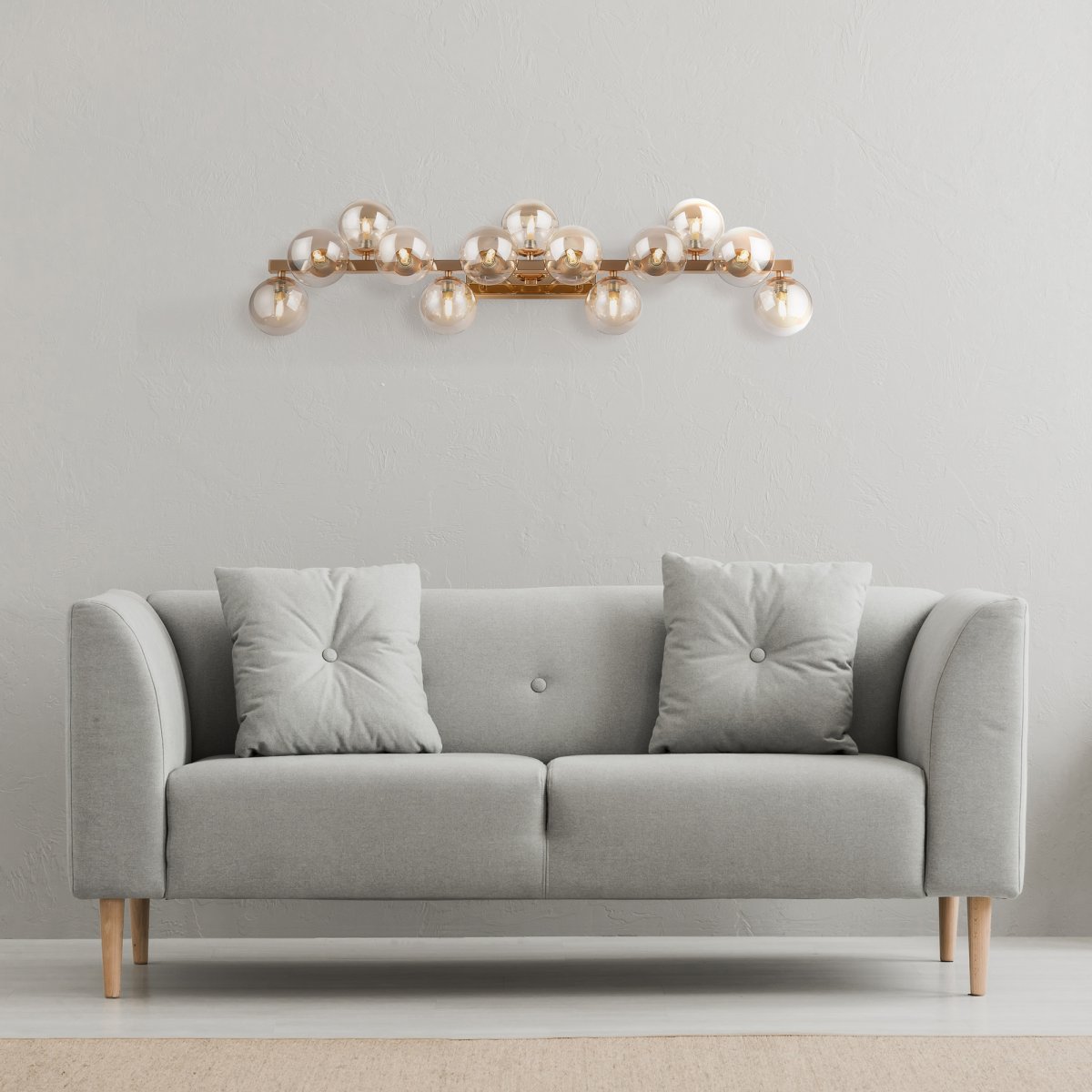 Dallas 95cm Gull vegglampe Fra Maytoni - Den unike designen med runde glaskupler i forskjellige retninger skaper et dramatisk og elegant lysspill som fyller rommet med varme og karakter.