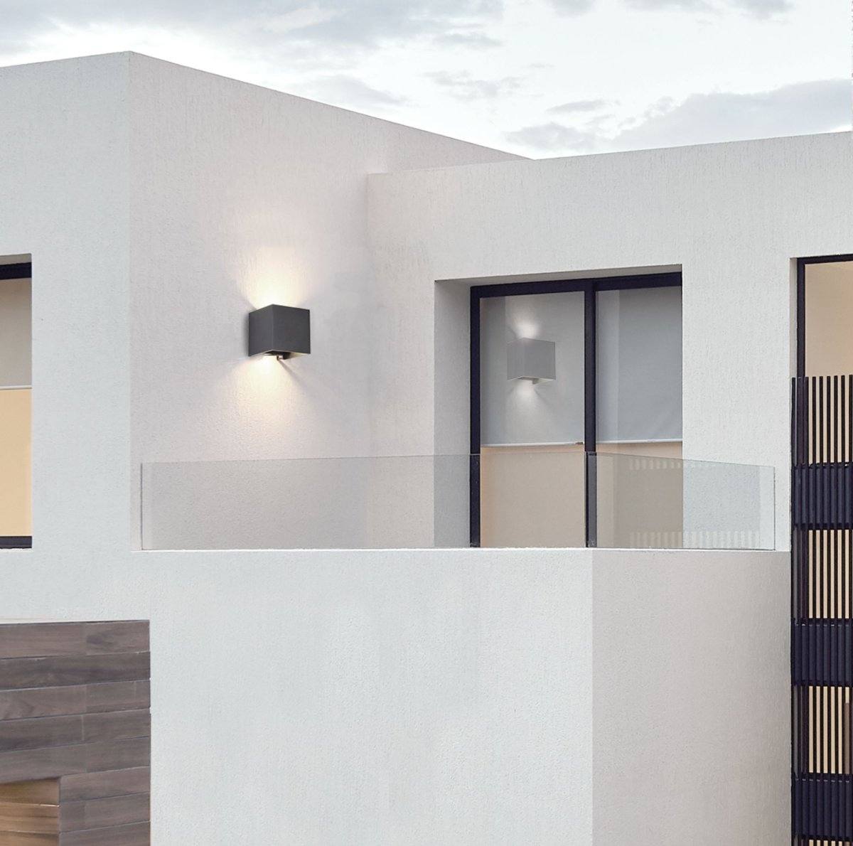 Fulton Svart utendørslampe Fra Maytoni - Den enkle og stilige overflaten er kombinert med en dobbeltsidig lysstrøm som gir myk og behagelig belysning både opp og ned.