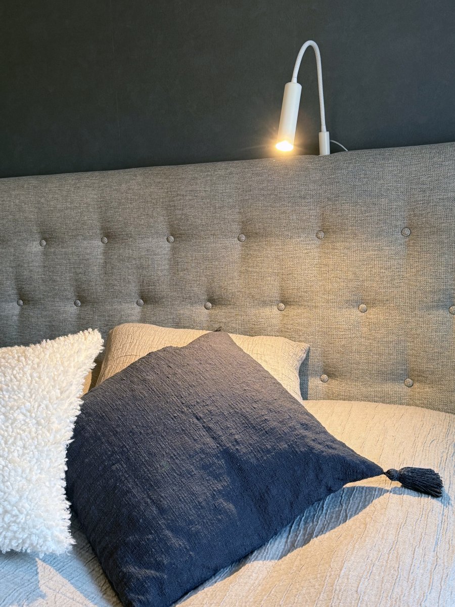 Artic Flex Hvit leselampe Fra Aneta Lighting - Leveres med en integrert LED-lyskilde med dimmerfunksjon som er lett tilgjengelig p&aring; lampehodet.