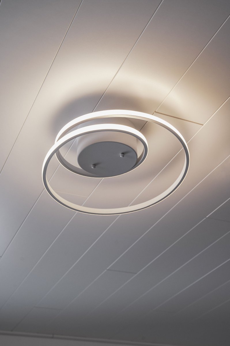 Zibella Ø40 Hvit plafond Fra Trio Lighting - Den matt hvite fargeskalaen gj&oslash;r lampen allsidig og lett &aring; kombinere med ulike interi&oslash;rer, noe som gir et sofistikert og stilig inntrykk i ethvert rom.