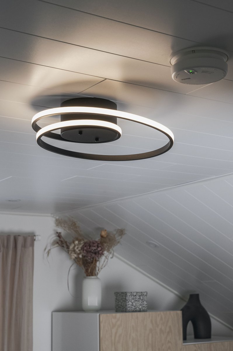 Zibella Ø40 Svart plafond Fra Trio Lighting - Den mattsvarte fargeskalaen gj&oslash;r lampen allsidig og lett &aring; kombinere med ulike interi&oslash;rer, noe som gir et sofistikert og stilig inntrykk i ethvert rom.