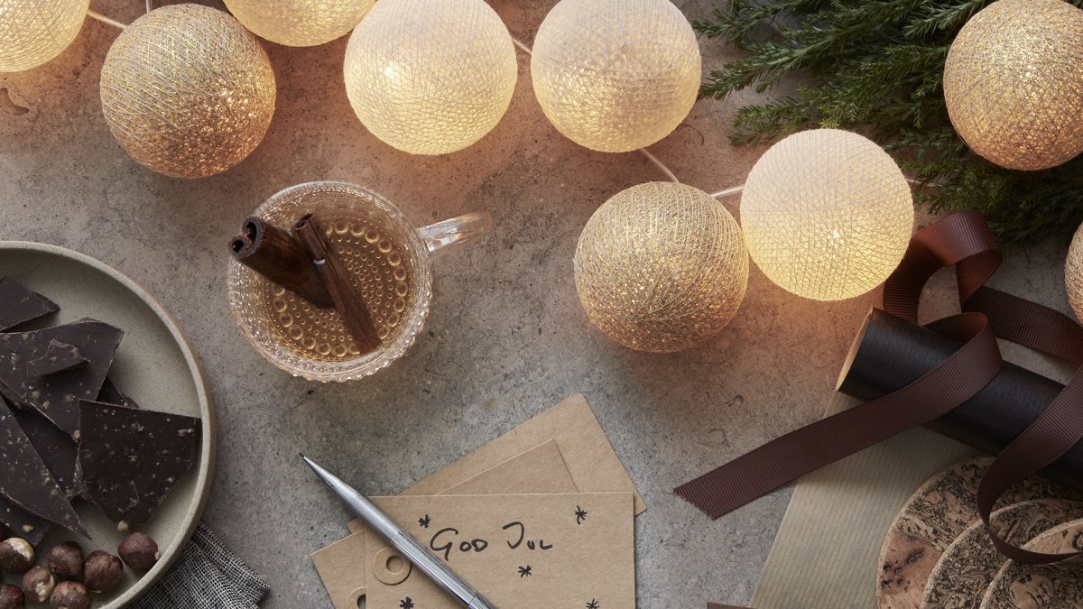 Irislights Gold 35-lights Gull Fra Irislights - Den elegante gullfargede lyslenken kommer fra Irislights og er en nydelig lyskilde laget av h&aring;ndlagde kuler i bomull og polyester.