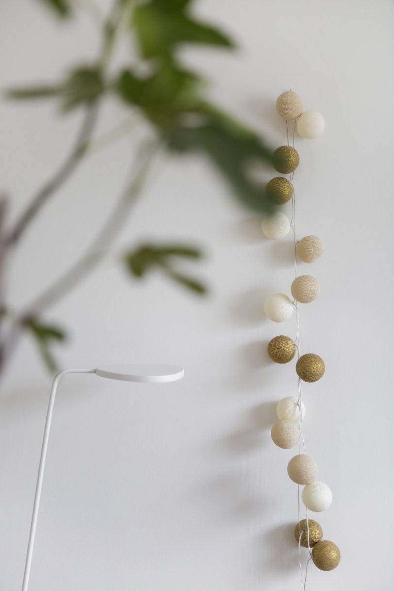 Irislights Gold 20-lights Gull Fra Irislights - Den elegante gullfargede lyslenken kommer fra Irislights og er en nydelig lyskilde laget av h&aring;ndlagde kuler i bomull og polyester.