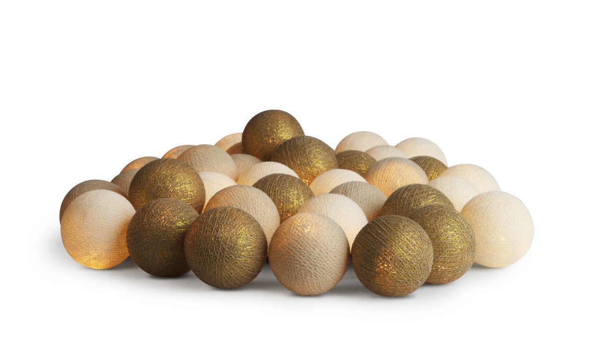 Irislights Gold 20-lights Gull Fra Irislights - Den elegante gullfargede lyslenken kommer fra Irislights og er en nydelig lyskilde laget av h&aring;ndlagde kuler i bomull og polyester.