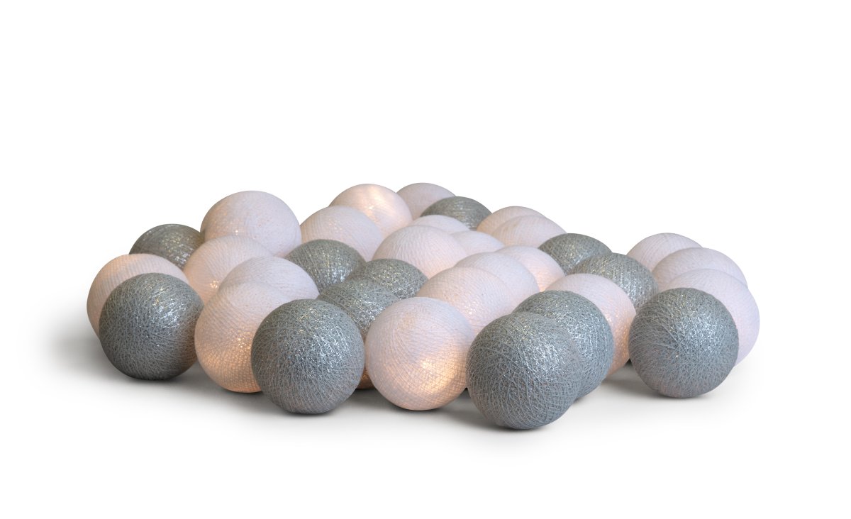 Irislights Silver 35-lights Sølv Fra Irislights - Den elegante s&oslash;lvfargede lyslenken kommer fra Irislights og er en nydelig lyskilde laget av h&aring;ndlagde kuler i bomull og polyester.