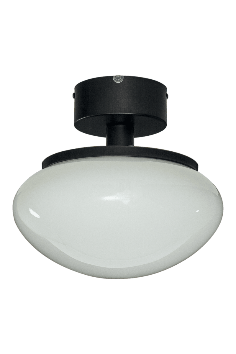 New August Ø27 Svart plafond Fra Aneta Lighting - For de av dere som ønsker en lampe med karakter uten å ta over rommet, er New August det ideelle valget &ndash; en stilig detalj som kompletterer hele innredningen din.