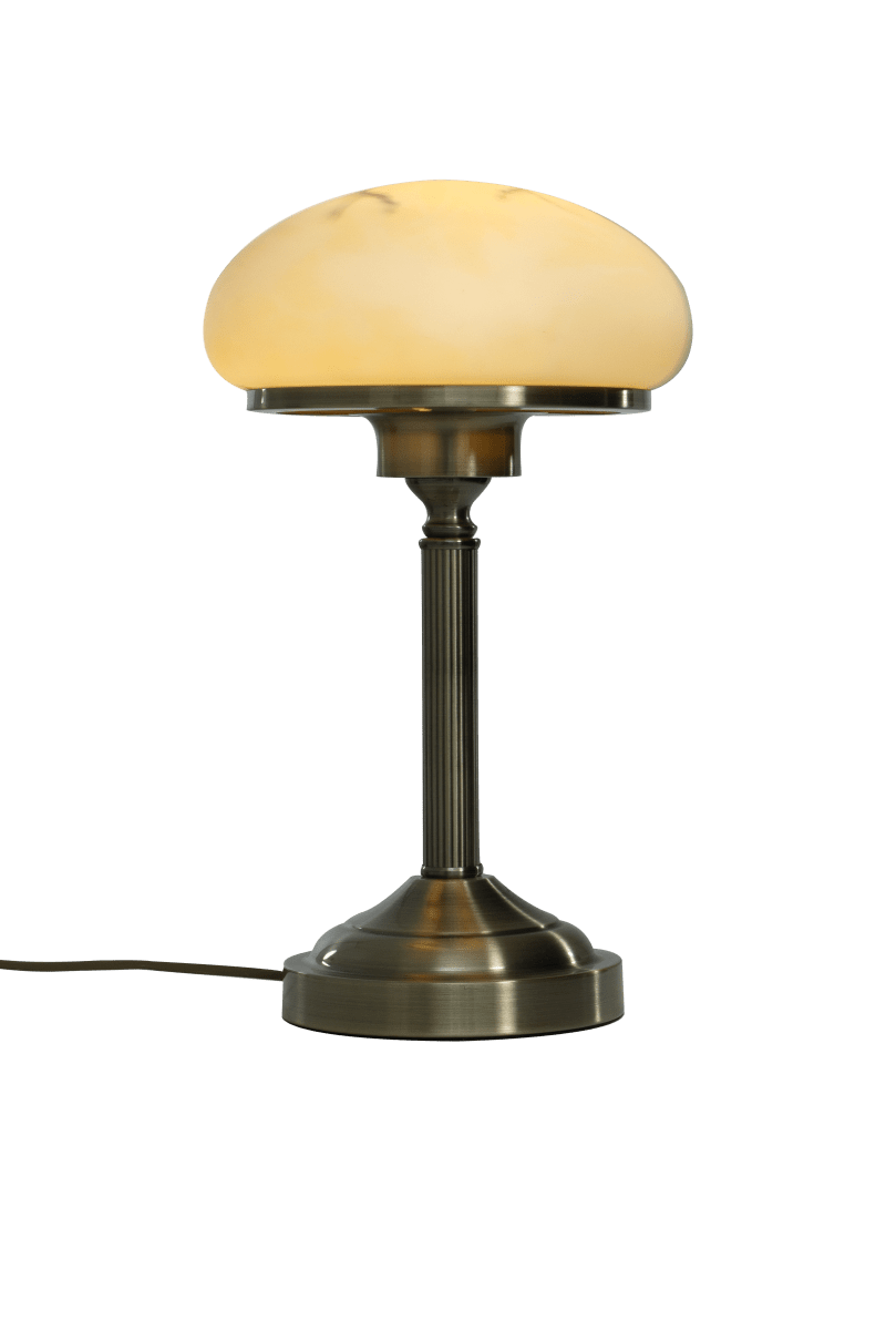 August 38cm Antikk messing bordlampe Fra Aneta Lighting - Med en antikkfarget metallbase og en vakkert marmorert beige glassskjerm sprer August et behagelig, mykt lys og passer perfekt p&aring; en skjenk eller i et vindu.