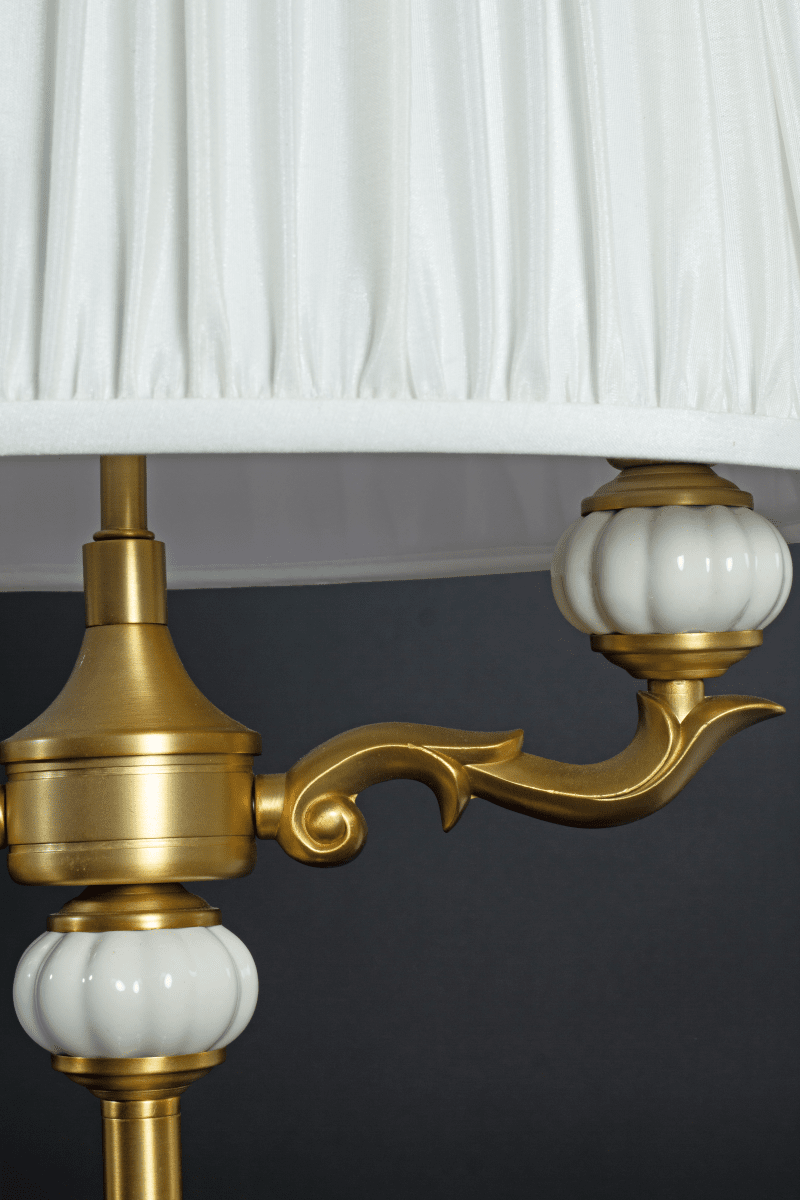Toulouse 55cm Gull bordlampe Fra Aneta Lighting - Bordlampen Toulouse har et klassisk og elegant uttrykk med dekorative detaljer og en vakker gullfinish.