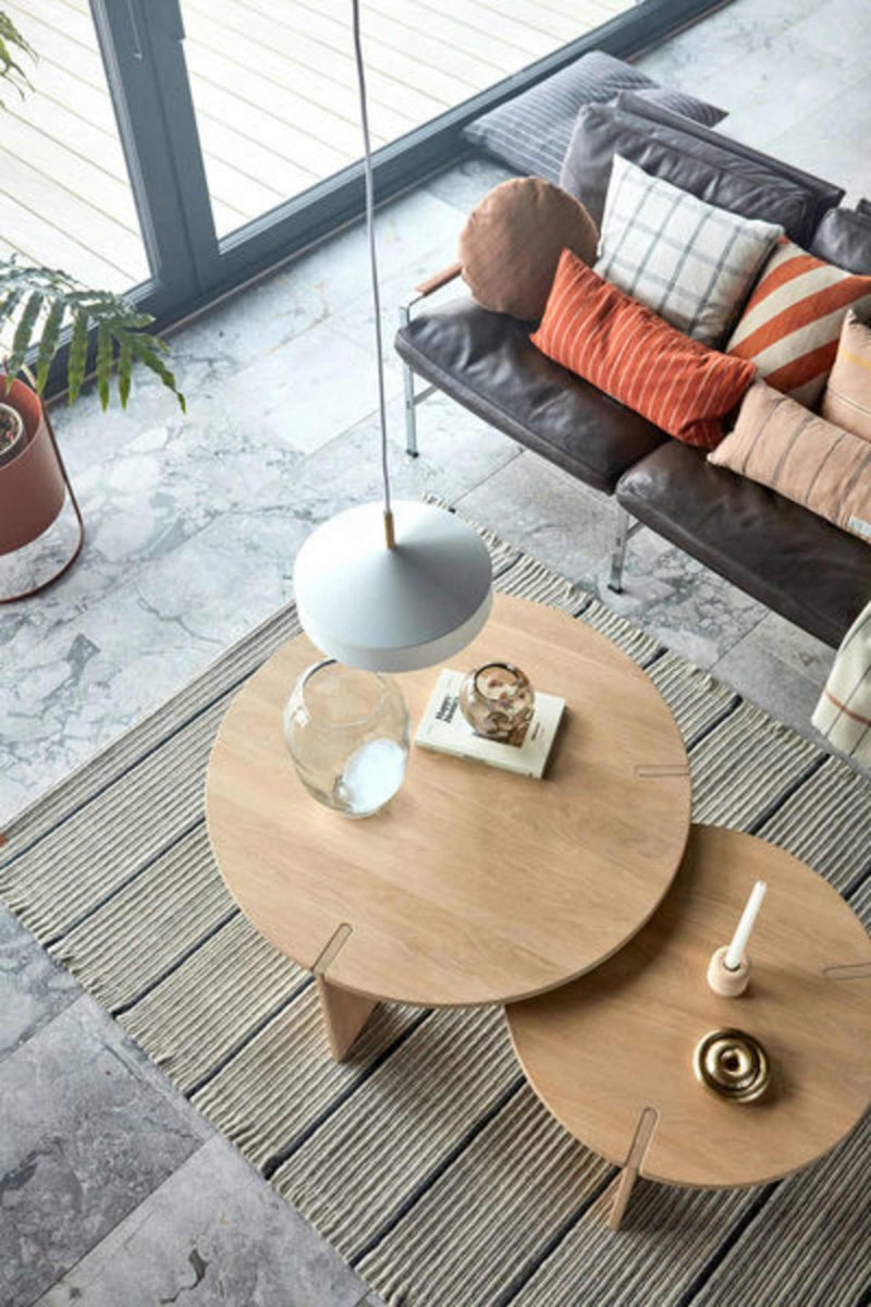Hatto Ø30 Hvit Taklampe Fra OYOY - Hatto pendellampe i hvitt har et stilig design med matt finish, elegante messingdetaljer og tekstilledning.