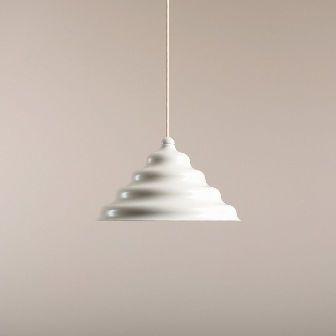 Wave Ø30 Kremet hvit Taklampe Fra Artera - Den solide skyggen av metall i en kremhvit farge gir en fin spredning av lys nedover, noe som gjør den perfekt å henge over spisebordet eller kjøkkenet.