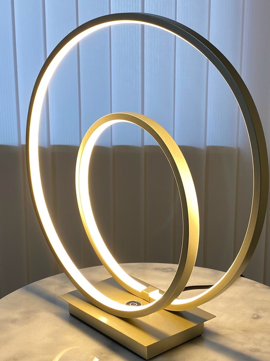 Loop 37cm Champagne bordlampe Fra Aneta Lighting - Integrert 14W LED som kan dimmes med en 3-trinns dimmer p&aring; lampefoten.