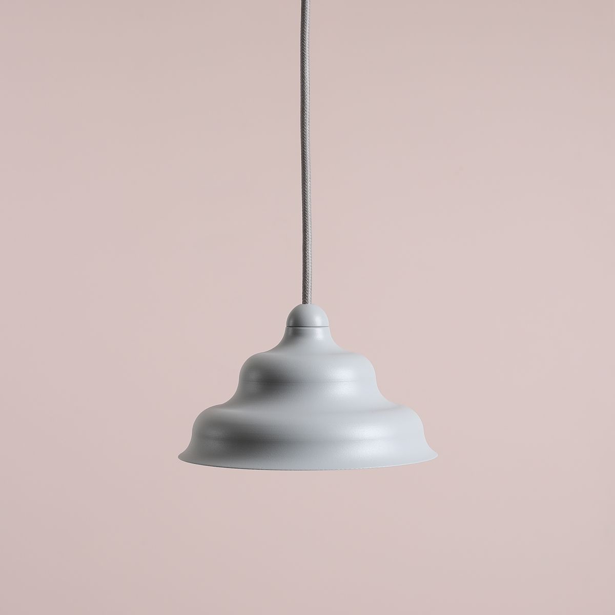 Wave Ø17 Blå Taklampe Fra Artera - Den forvitrede skjermen av metall i en matt grå bl&aring; farge gir en fin spredning av lys nedover, noe som gjør den perfekt å henge over spisebordet eller kjøkkenet.