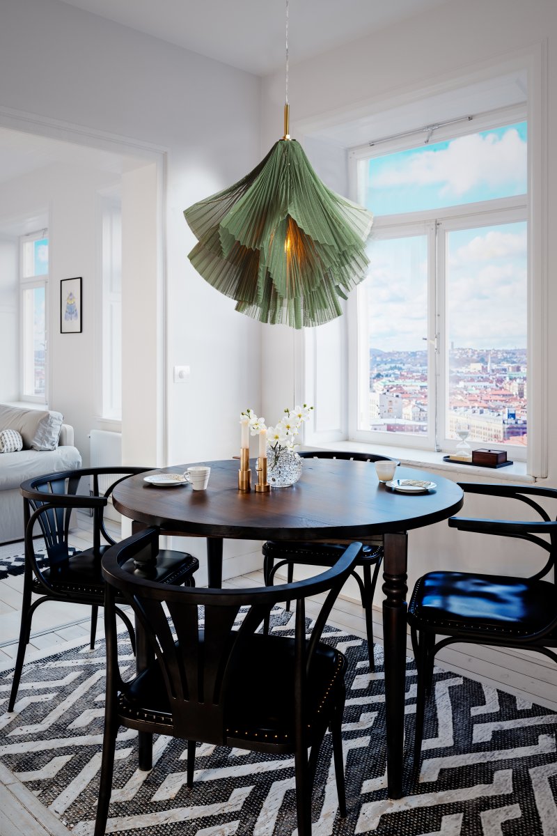 Juliette Ø75 Grønn Taklampe Fra By Rydéns - Takket v&aelig;re sin unike form og elegante detaljer er Juliette et utmerket valg for de som &oslash;nsker en taklampe som b&aring;de er vakker og gir den rette f&oslash;lelsen i rommet.