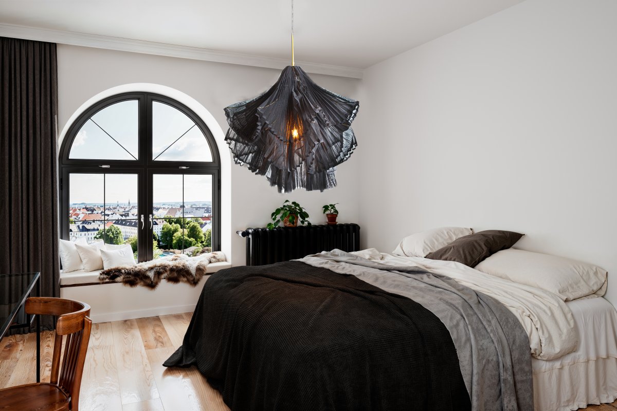 Juliette Ø75 Svart Taklampe Fra By Rydéns - Takket v&aelig;re sin unike form og elegante detaljer er Juliette et utmerket valg for de som &oslash;nsker en taklampe som b&aring;de er vakker og gir den rette f&oslash;lelsen i rommet.