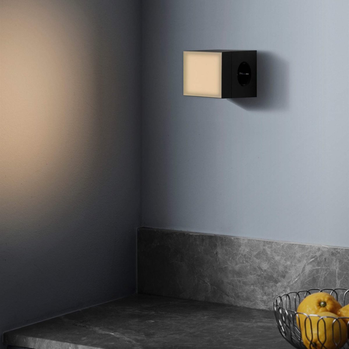 LAMP 1 - EU Svart Fra Avolt - Denne hendige lille lampen kobles direkte til stikkontakten (230V) og er perfekt som nattlampe eller stemningsbelysning i gangen, soverommet eller andre rom der du ønsker et mykt lys.