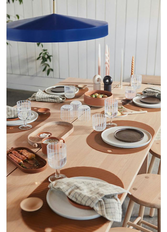 Hatto Ø65 Blå Taklampe Fra OYOY - Hatto-pendelen i blått har et stilig design med matt finish, elegante messingdetaljer og tekstilledning.