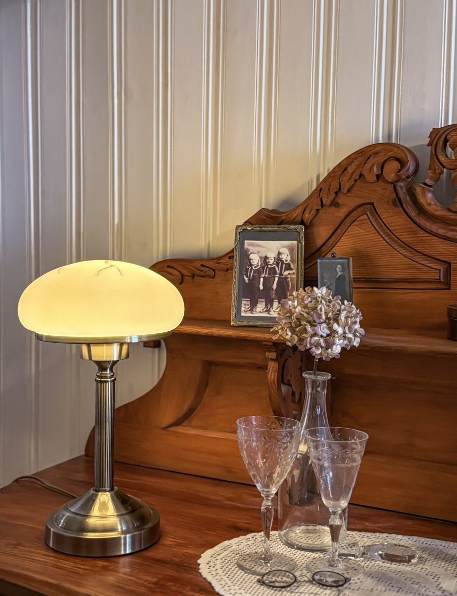 August 38cm Antikk messing bordlampe Fra Aneta Lighting - Med en antikkfarget metallbase og en vakkert marmorert beige glassskjerm sprer August et behagelig, mykt lys og passer perfekt p&aring; en skjenk eller i et vindu.