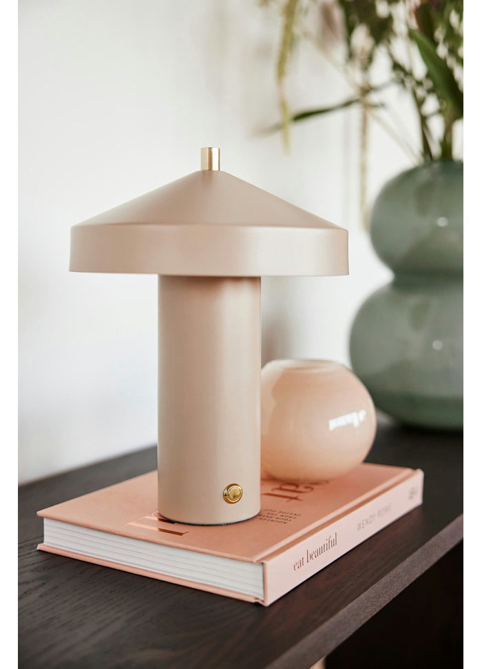 Hatto 25cm Beige bærbar Fra OYOY - Med en dimbar funksjon i tre niv&aring;er og energieffektiv LED gir den justerbart og komfortabelt lys for ulike behov.