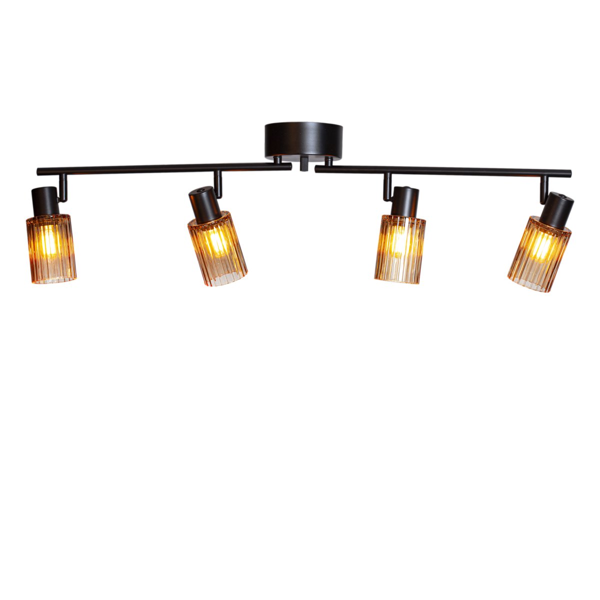 Kiera 4 Svart/ravfarget spotlight Fra Cottex - Kiera er en stilig spotlight med matt svart ramme og fire bevegelige skjermer i riflet, ravfarget glass.