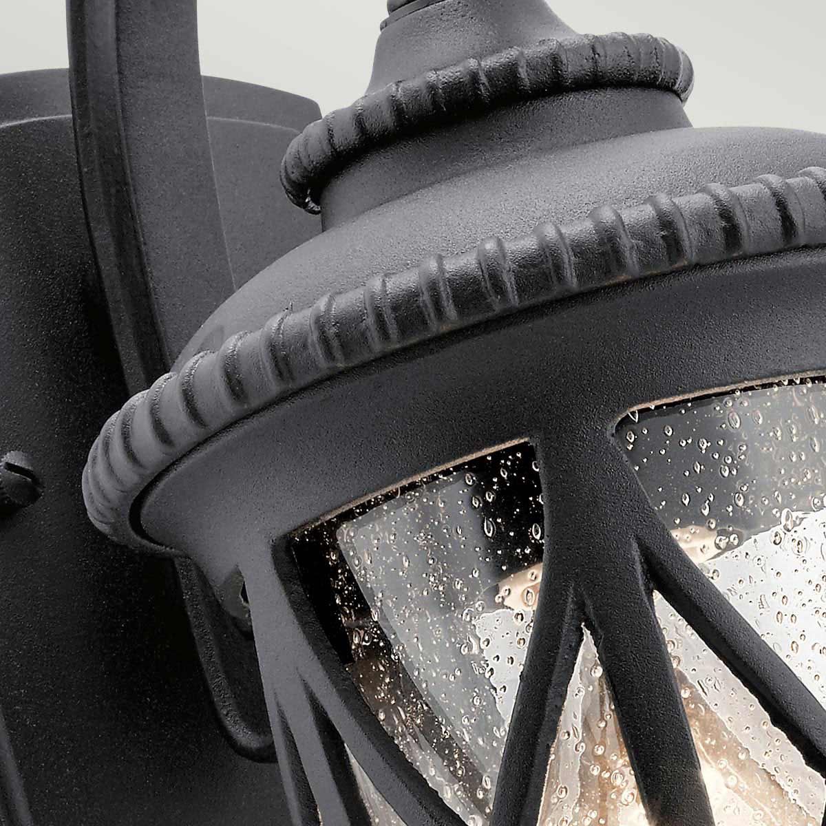 Admirals Cove Svart utendørslampe Fra Elstead Lighting - Det klare glassdesignet med en strukturert overflate forsterker den vintage følelsen og lar lyset skinne gjennom på en atmosfærisk sang.