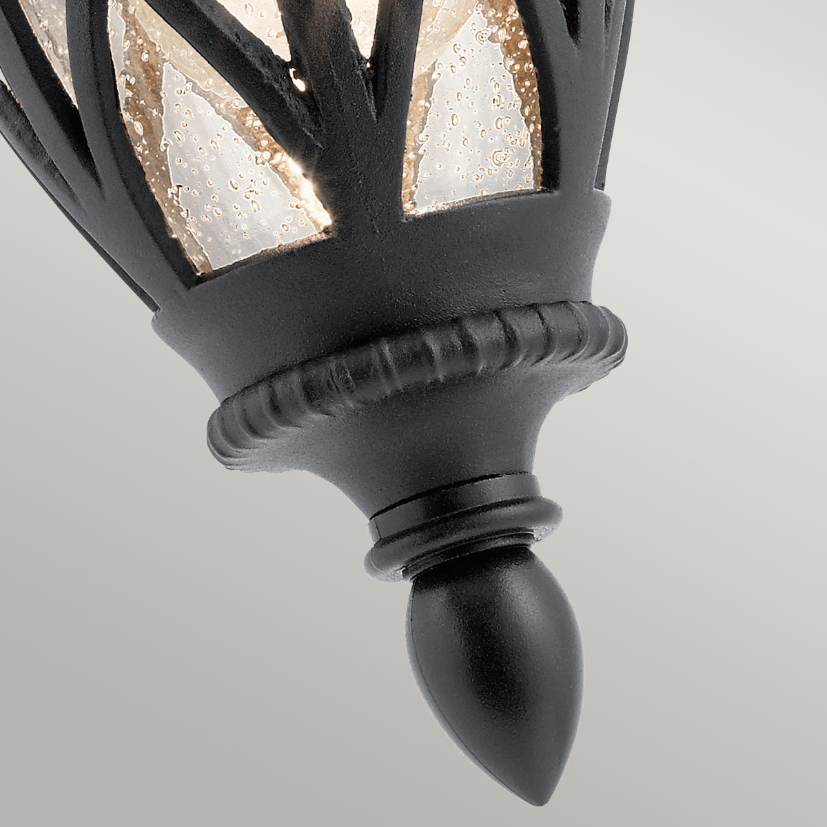 Admirals Cove Svart utendørslampe Fra Elstead Lighting - Det klare glassdesignet med en strukturert overflate forsterker den vintage følelsen og lar lyset skinne gjennom på en atmosfærisk sang.
