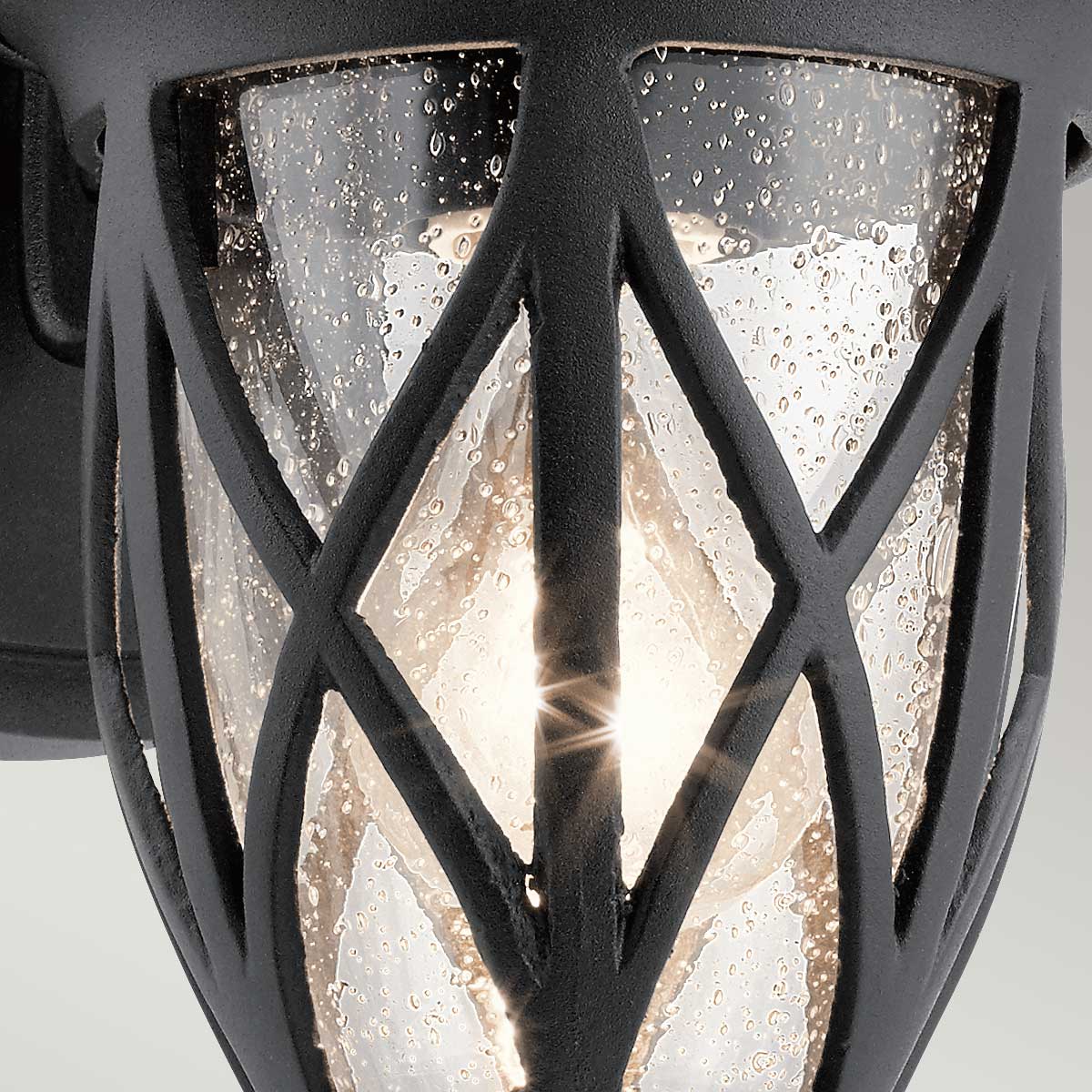 Admirals Cove Svart utendørslampe Fra Elstead Lighting - Det klare glassdesignet med en strukturert overflate forsterker den vintage følelsen og lar lyset skinne gjennom på en atmosfærisk sang.