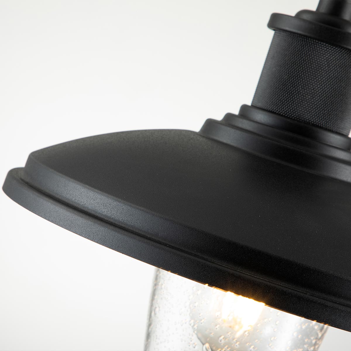 Allenbury Svart utendørslampe Fra Elstead Lighting - Med sin IP44-klassifisering er den beskyttet mot vannsprut og er ideell for utendørs bruk.