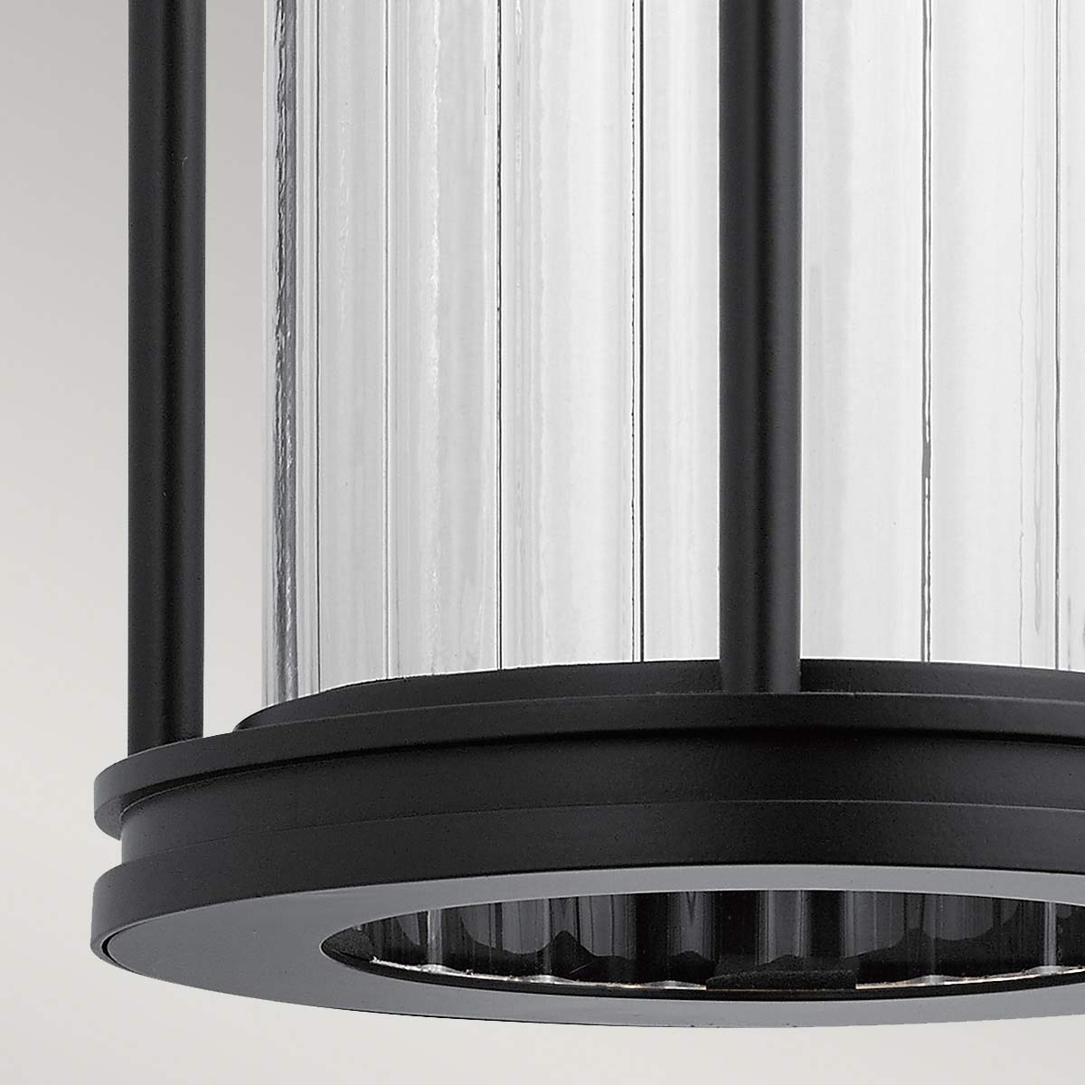 Barras Svart utendørslampe Fra Elstead Lighting - Lampen er IP44-klassifisert, noe som betyr at den er beskyttet mot vannsprut og værpåvirkning, noe som gjør den ideell for utendørs bruk.