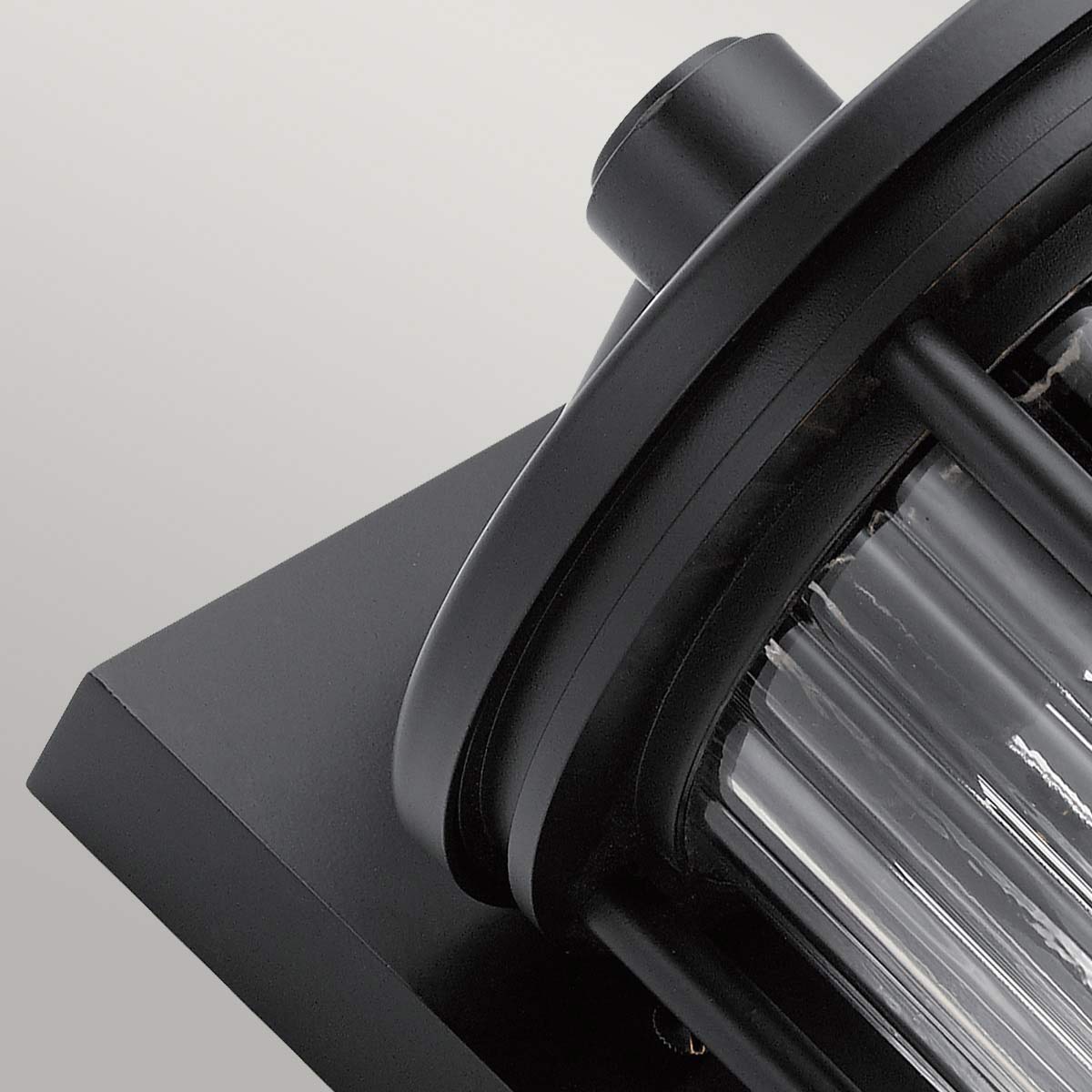 Barras Svart utendørslampe Fra Elstead Lighting - Lampen er IP44-klassifisert, noe som betyr at den er beskyttet mot vannsprut og værpåvirkning, noe som gjør den ideell for utendørs bruk.