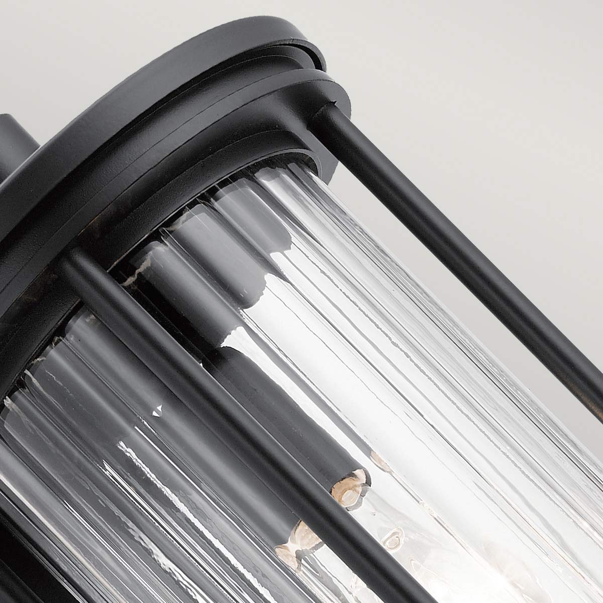 Barras Svart utendørslampe Fra Elstead Lighting - Lampen er IP44-klassifisert, noe som betyr at den er beskyttet mot vannsprut og værpåvirkning, noe som gjør den ideell for utendørs bruk.