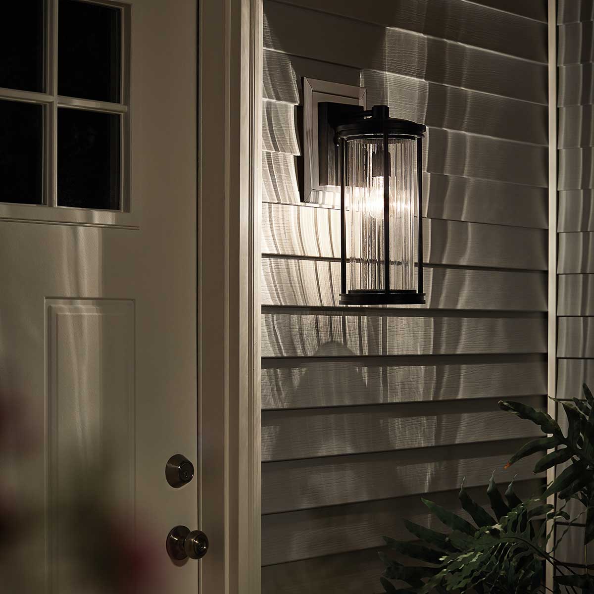 Barras Svart utendørslampe Fra Elstead Lighting - Lampen er IP44-klassifisert, noe som betyr at den er beskyttet mot vannsprut og værpåvirkning, noe som gjør den ideell for utendørs bruk.