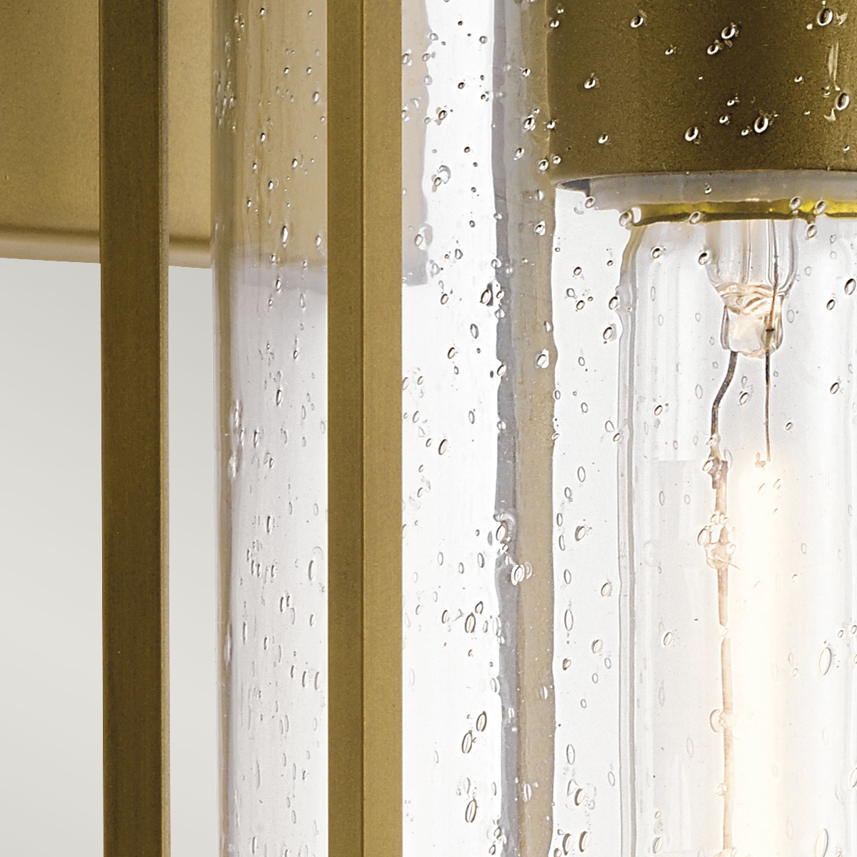 Camillo 37cm Messing utendørslampe Fra Elstead Lighting - Med sin robusta metallkonstruktion och klarglas med bubbeleffekt skapar den en vacker ljusspridning som f&ouml;rh&ouml;jer fasader, entr&eacute;er och uteplatser.