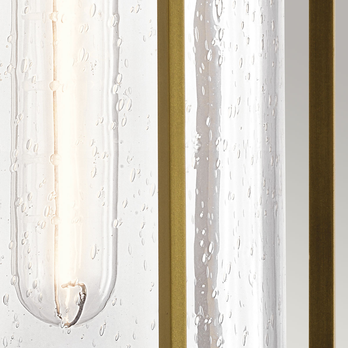 Camillo 37cm Messing utendørslampe Fra Elstead Lighting - Med sin robusta metallkonstruktion och klarglas med bubbeleffekt skapar den en vacker ljusspridning som f&ouml;rh&ouml;jer fasader, entr&eacute;er och uteplatser.