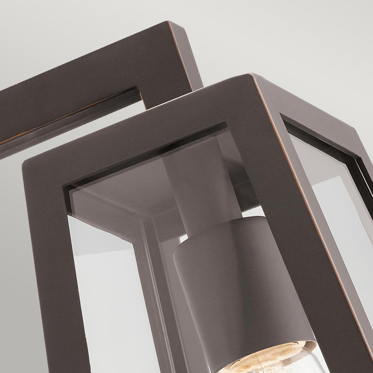 Delison Bronse utendørslampe Fra Elstead Lighting - Delison vegglampe har et minimalistisk design som er perfekt for rustikke eller moderne hyttestiler.