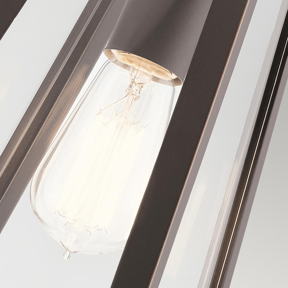 Delison Bronse utendørslampe Fra Elstead Lighting - Delison vegglampe har et minimalistisk design som er perfekt for rustikke eller moderne hyttestiler.