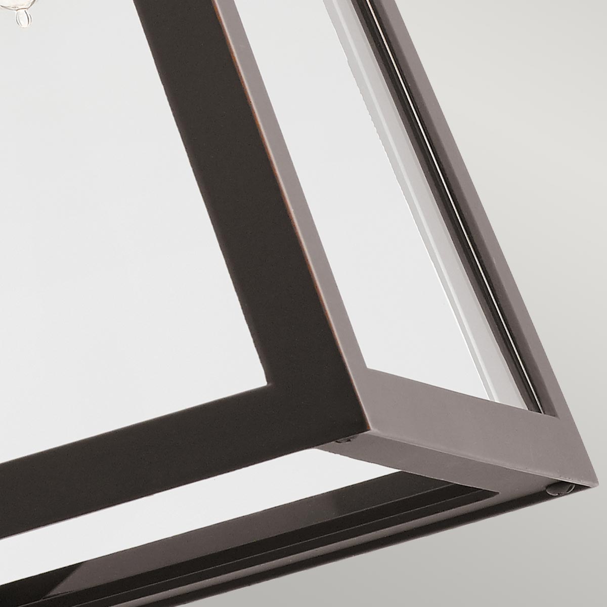 Delison Bronse utendørslampe Fra Elstead Lighting - Delison vegglampe har et minimalistisk design som er perfekt for rustikke eller moderne hyttestiler.